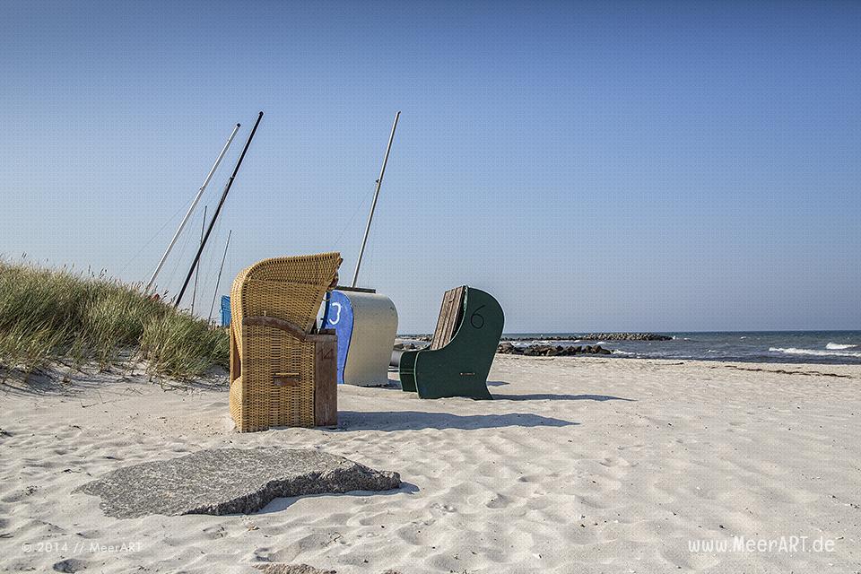 Strandkörbe an einem Strandabschnitt in Schönberg-Kalifornien // Foto: MeerART