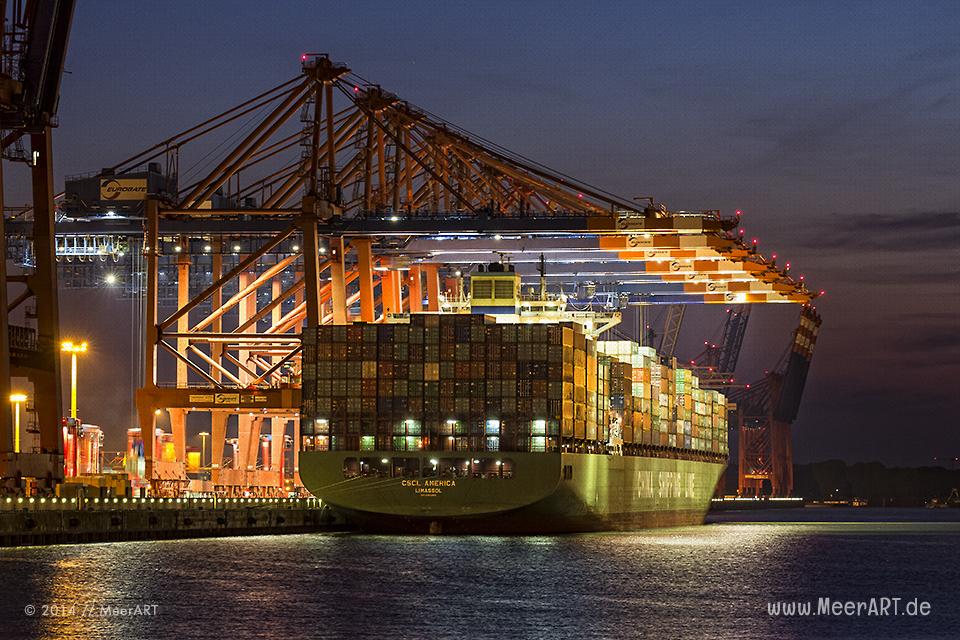 Das Containerschiff “CSCL AMERICA” am Containerterminal "Eurogate" im Hamburger Hafen // Foto: R. Kerpa