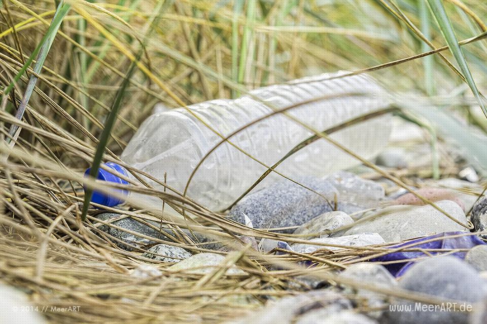 Plastikmüll am Ostseestrand in Marienleuchte auf Fehmarn // Foto: MeerART