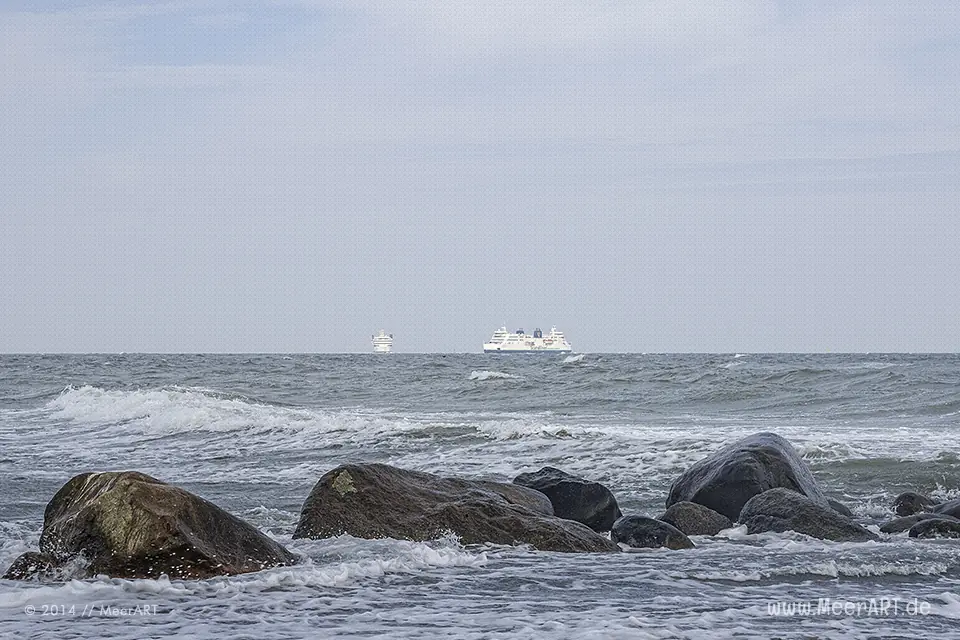Fähren der Vogelfluglinie auf der Ostsee vor Puttgarden auf Fehmarn // Foto: MeerART