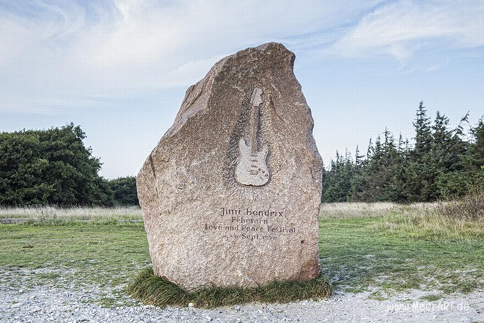 Der Jimi Hendrix Gedenkstein am Flügger Strand auf der Ostseeinsel Fehmarn // Foto: MeerART
