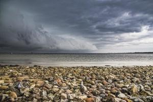 Eine dunkle Wolkenfront zieht über Fehmarn in Richtung Festland // Foto: MeerART