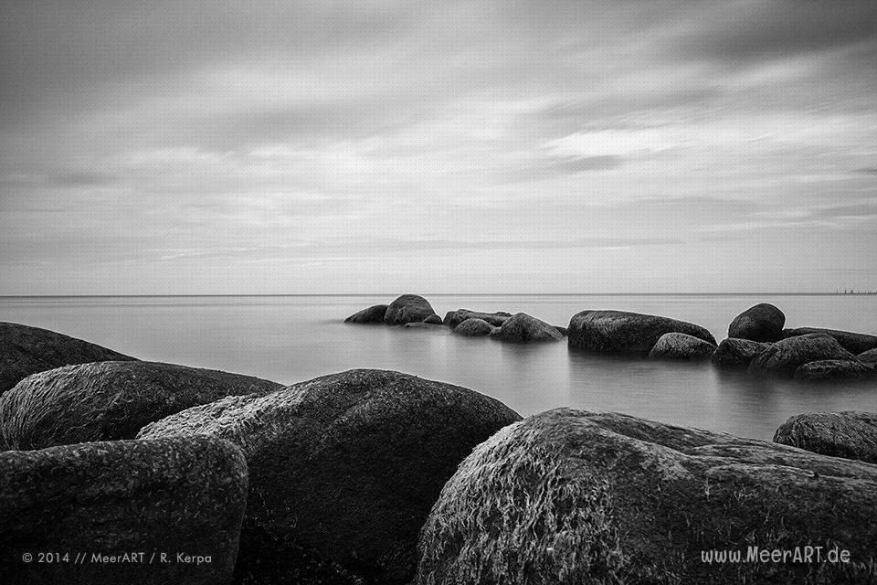 Steine im Wasser an einem Strandabschnitt bei Katharinenhof auf der Ostseeinsel Fehmarn // Foto: Ralph Kerpa