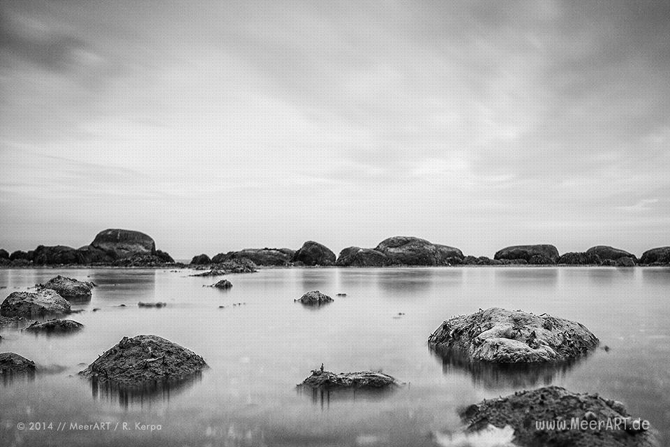 Steine im Wasser an einem Strandabschnitt bei Katharinenhof auf der Ostseeinsel Fehmarn // Foto: R. Kerpa