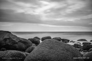 Stein im Wasser an einem Strandabschnitt bei Staberhuk auf der Ostseeinsel Fehmarn // Foto: Ralph Kerpa