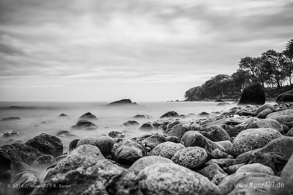 Steine im Wasser an einem Strandabschnitt bei Katharinenhof auf der Ostseeinsel Fehmarn // Foto: Ralph Kerpa