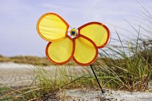 Ein defektes Spielzeug Windrad am Strand an der Ostsee // Foto: R. Kerpa