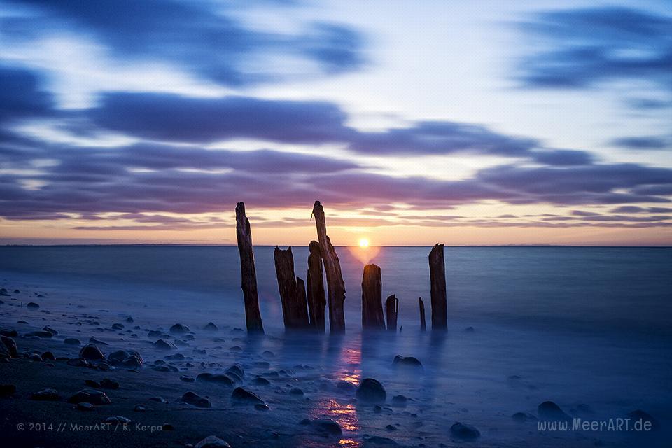 Sonnenuntergang an einem Strandabschnitt in Wallnau auf der Ostseeinsel Fehmarn // Foto: MeerART / Ralph Kerpa