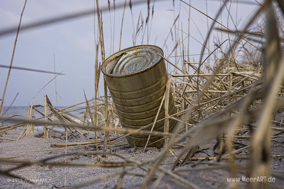 Eine weggeworfene Blechdose an einem Strandabschnitt auf der Halbinsel Priwall // Foto: MeerART
