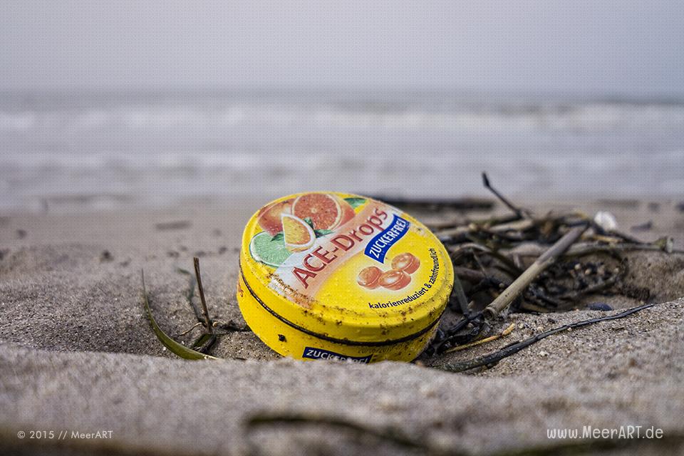 Eine weggeworfene Blechdose an einem Strandabschnitt auf der Halbinsel Priwall // Foto: MeerART