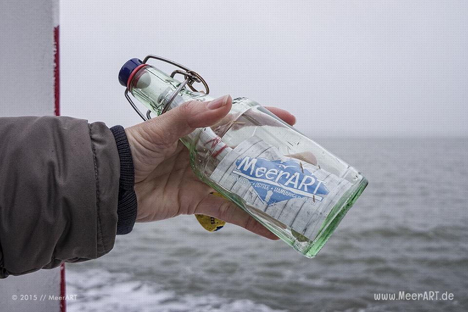 Die auf der Elbinsel in Geesthacht gefundene Flaschenpost auf Kiel ist wieder auf Reisen. (Nordsee zwischen Dagebüll und Amrum) // Foto: MeerART