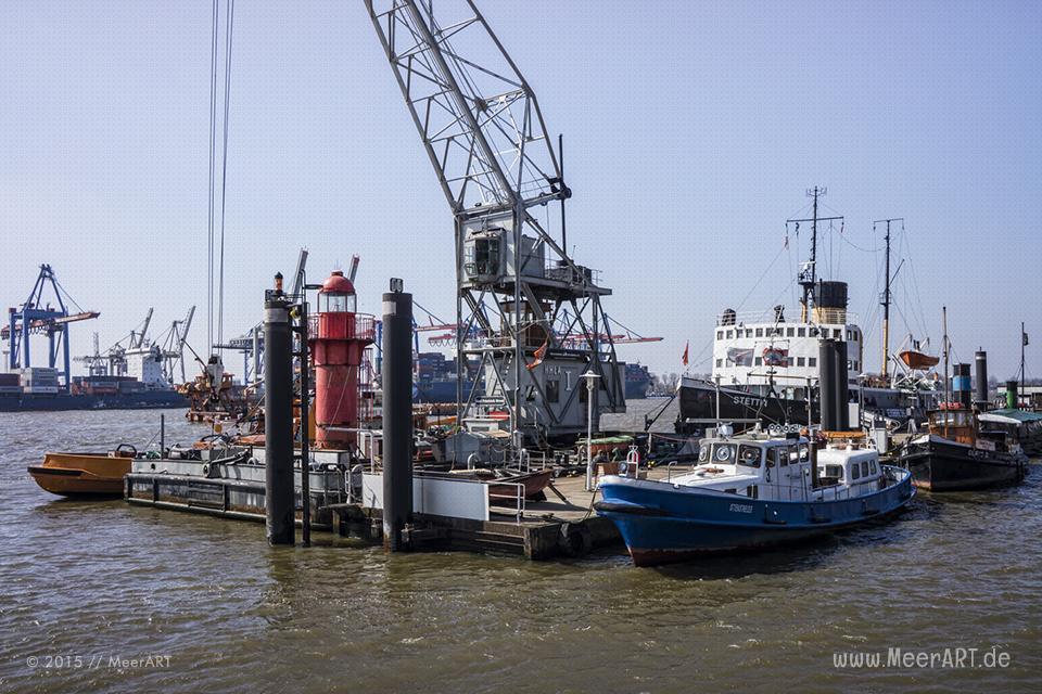 Impressionen aus dem schönen Hamburg Oevelgönne mit seinem Museumshafen und der alten Architektur // Foto: MeerART