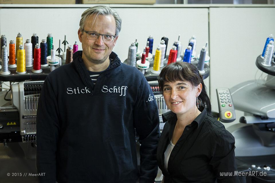 Bilder zum Bericht über Manuela Weiß und Thomas Wiesenthal mit ihrem „StickSchiff“ in der Hamburger HafenCity