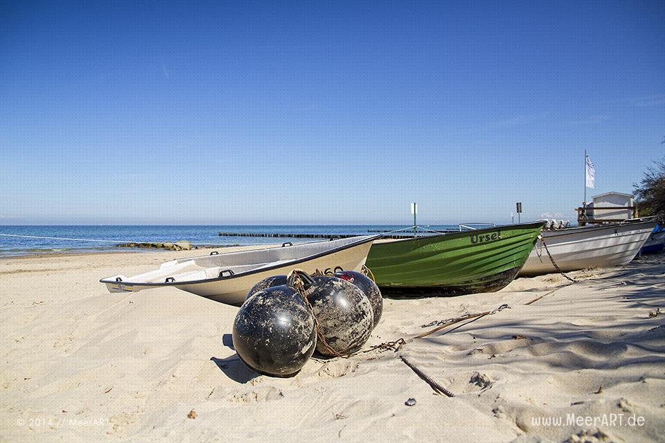 Boote an einem Strandabschnitt an der Ostsee in Kühlungsborn // Foto: MeerART / Ralph Kerpa