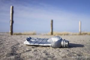 Plastikflasche am Strand von St. Peter-Ording // Foto: MeerART / Ralph Kerpa