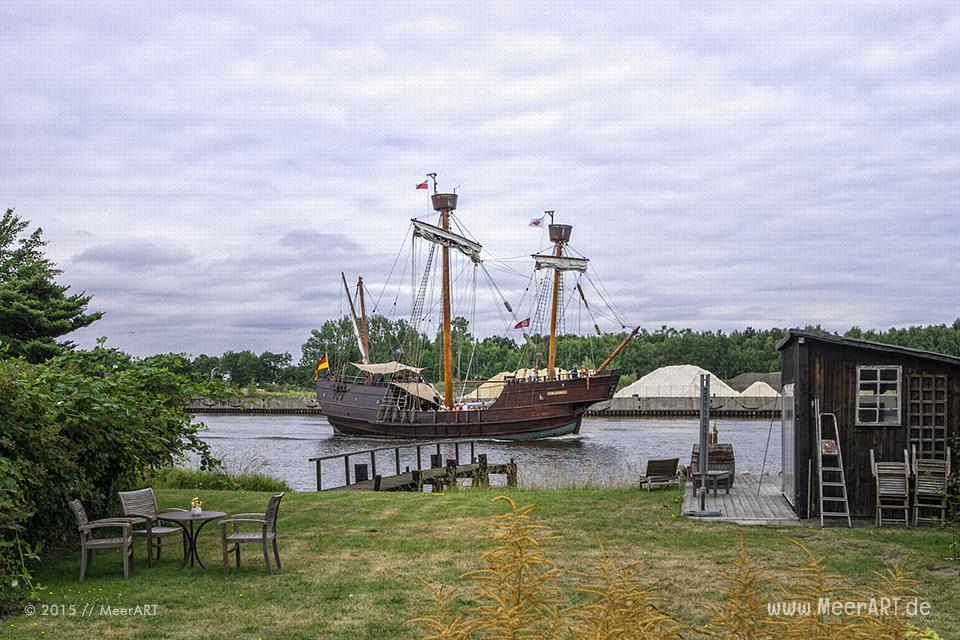 Das Fischerdorf Gothmund bietet mit seinen alten Reetdachhäusern, den kleinen Holzstegen und den Fischerbooten, eine malerische Kulisse // Foto: MeerART