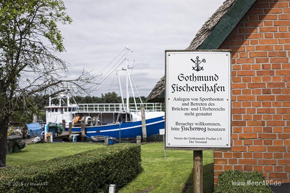 Das Fischerdorf Gothmund bietet mit seinen alten Reetdachhäusern, den kleinen Holzstegen und den Fischerbooten, eine malerische Kulisse // Foto: MeerART