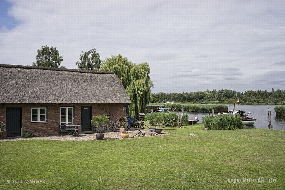 Das Fischerdorf Gothmund bietet mit seinen alten Reetdachhäusern, den kleinen Holzstegen und den Fischerbooten, eine malerische Kulisse // Foto: MeerART