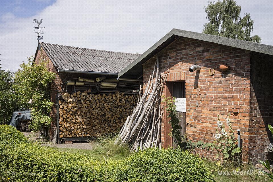 Das Fischerdorf Gothmund bietet mit seinen alten Reetdachhäusern, den kleinen Holzstegen und den Fischerbooten, eine malerische Kulisse // Foto: MeerART