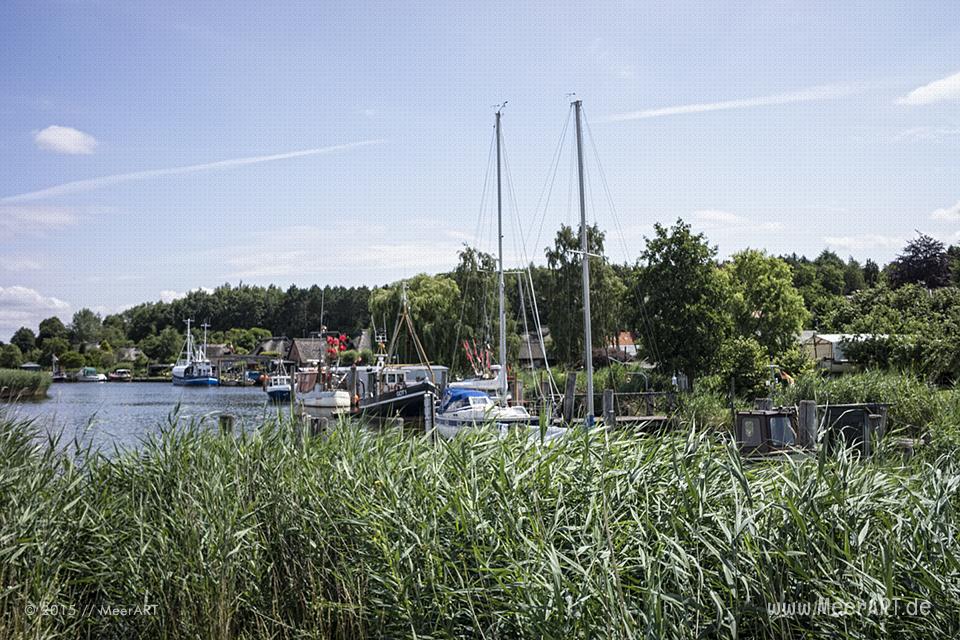 Das Fischerdorf Gothmund bietet mit seinen alten Reetdachhäusern, den kleinen Holzstegen und den Fischerbooten, eine malerische Kulisse // Foto: MeerART