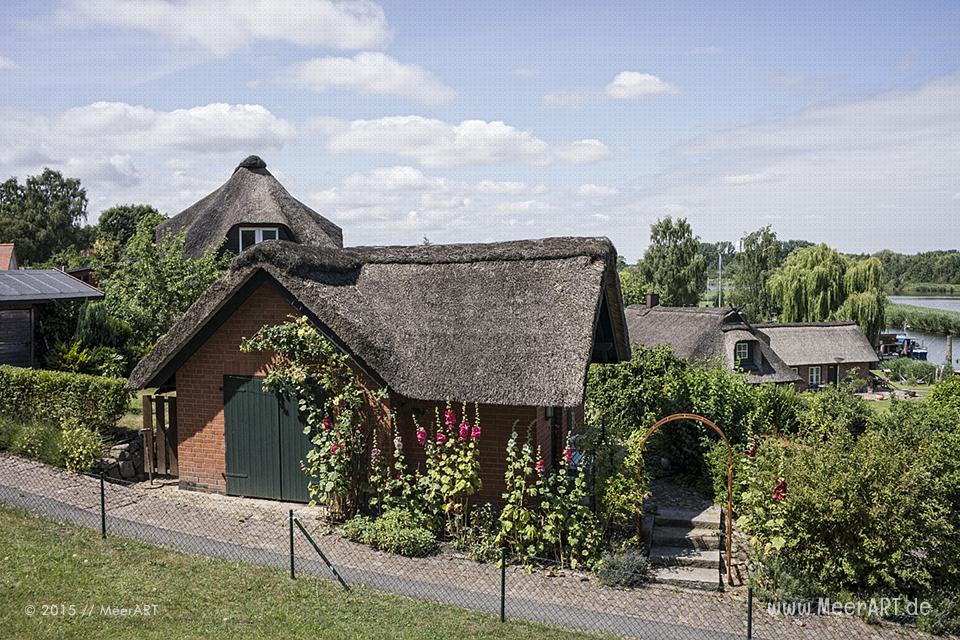Das Fischerdorf Gothmund bietet mit seinen alten Reetdachhäusern, den kleinen Holzstegen und den Fischerbooten, eine malerische Kulisse // Foto: MeerART