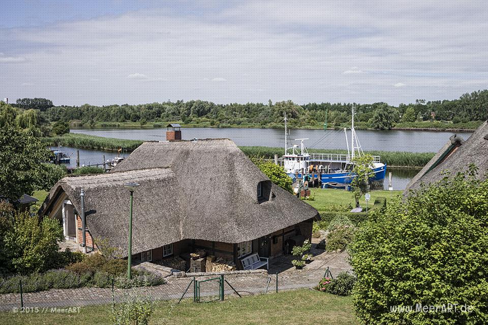 Das Fischerdorf Gothmund bietet mit seinen alten Reetdachhäusern, den kleinen Holzstegen und den Fischerbooten, eine malerische Kulisse // Foto: MeerART
