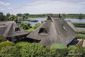 Das Fischerdorf Gothmund bietet mit seinen alten Reetdachhäusern, den kleinen Holzstegen und den Fischerbooten, eine malerische Kulisse // Foto: MeerART