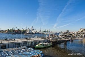 Blick auf den Hamburger Hafen // Foto: MeerART