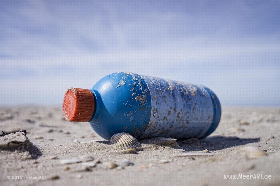 Plastikmüll am Nordseestrand von Amrum // Foto: MeerART