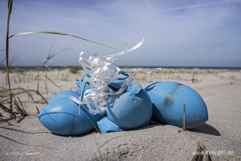 Plastikmüll am Nordseestrand von Amrum // Foto: MeerART