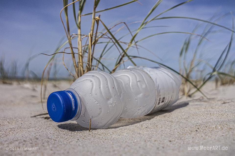 Plastikmüll am Nordseestrand von Amrum // Foto: MeerART