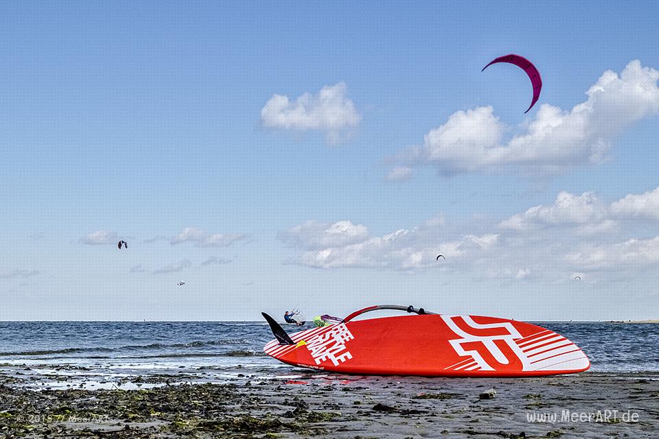 Kitesurfer auf der Ostsee vor der Insel Poel // Foto: MeerART