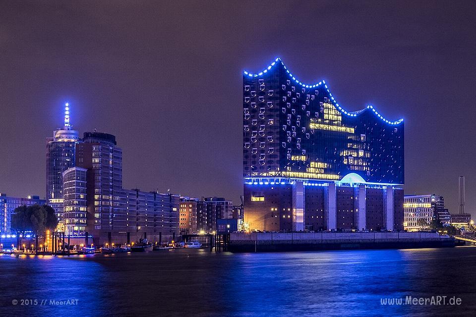 Impressionen vom „BLUE PORT 2015“ in Hamburg, eine Lichtinstallation von Michael Batz in Hamburg // Foto: MeerART