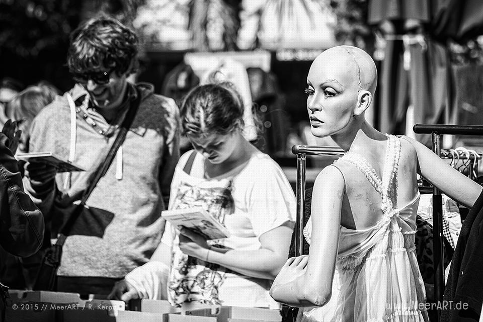 Eine Schaufensterpuppe (mit Narben) auf einem Flohmarkt St. Pauli // Foto: Ralph Kerpa