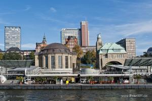 Blick auf die Landungsbrücken und dem Eingang zum alten Elbtunnel // Foto: MeerART