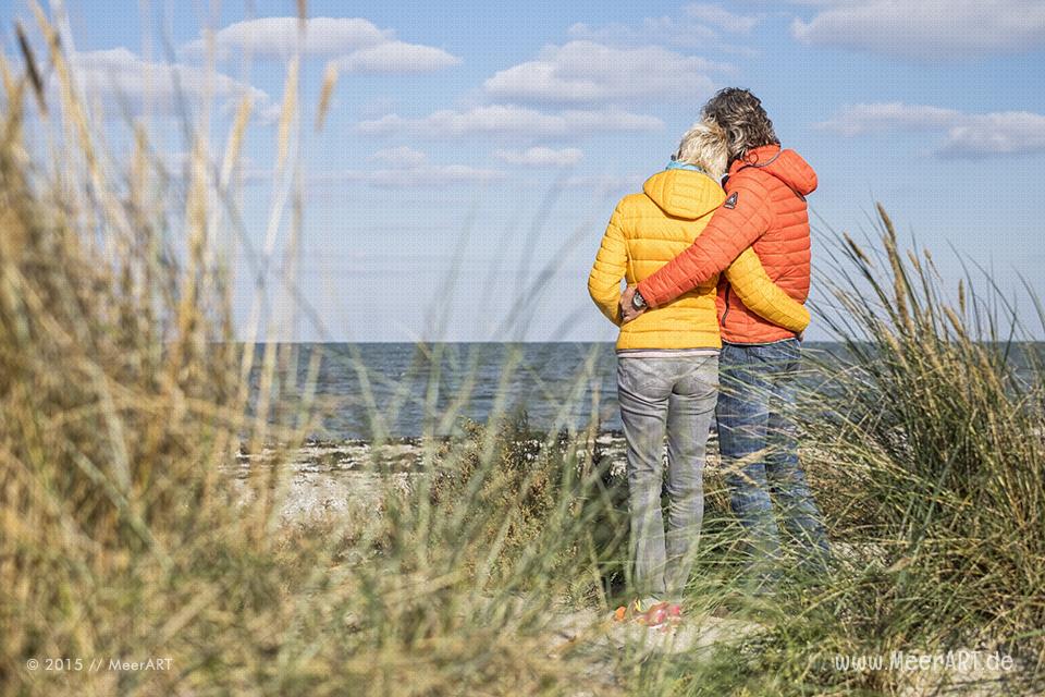 Ein sonniger Tag am idyllischen Naturstrand beim Niobe Denkmal auf Fehmarn // Foto: MeerART