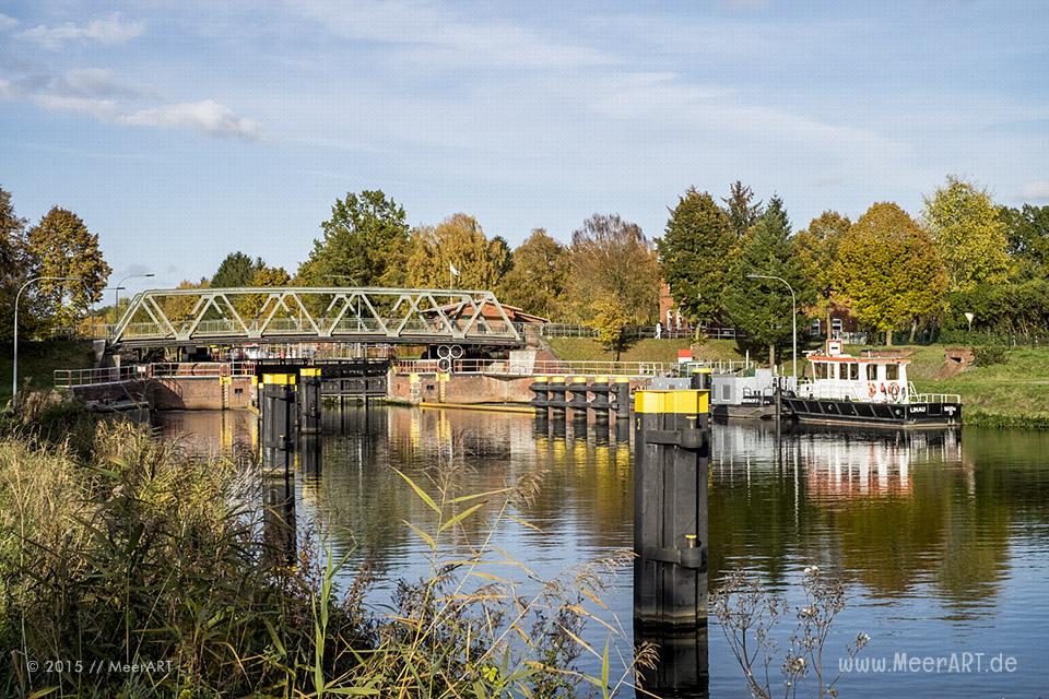 Ein Herbsttag am Kanal in der Naehe der Dueckerschleuse bei Witzeeze // Foto: MeerART