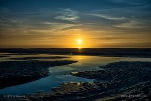 Sonnenuntergang am Nordseestrand von Norddorf auf Amrum - Das Motiv ist als Wandbild vom Meer bei uns erhältlich // Foto: MeerART / Ralph Kerpa
