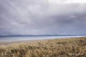 Dunkle Wolken über den Strand von Weidefeld // Foto: MeerART / Ralph Kerpa