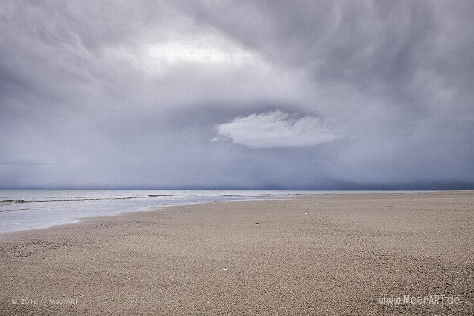 Dunkle Wolken über den Strand von Weidefeld // Foto: MeerART / Ralph Kerpa