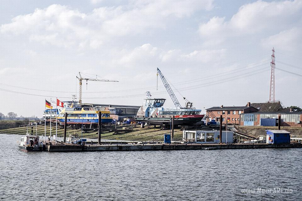Blick auf die Werft im Hafen von Oortkaten // Foto: MeerART