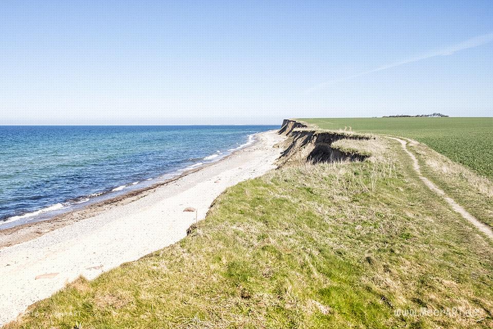 Naturstrand und Steilküste in Heiligenhafen auf der Halbinsel Wagrien an der Ostsee // Foto: MeerART