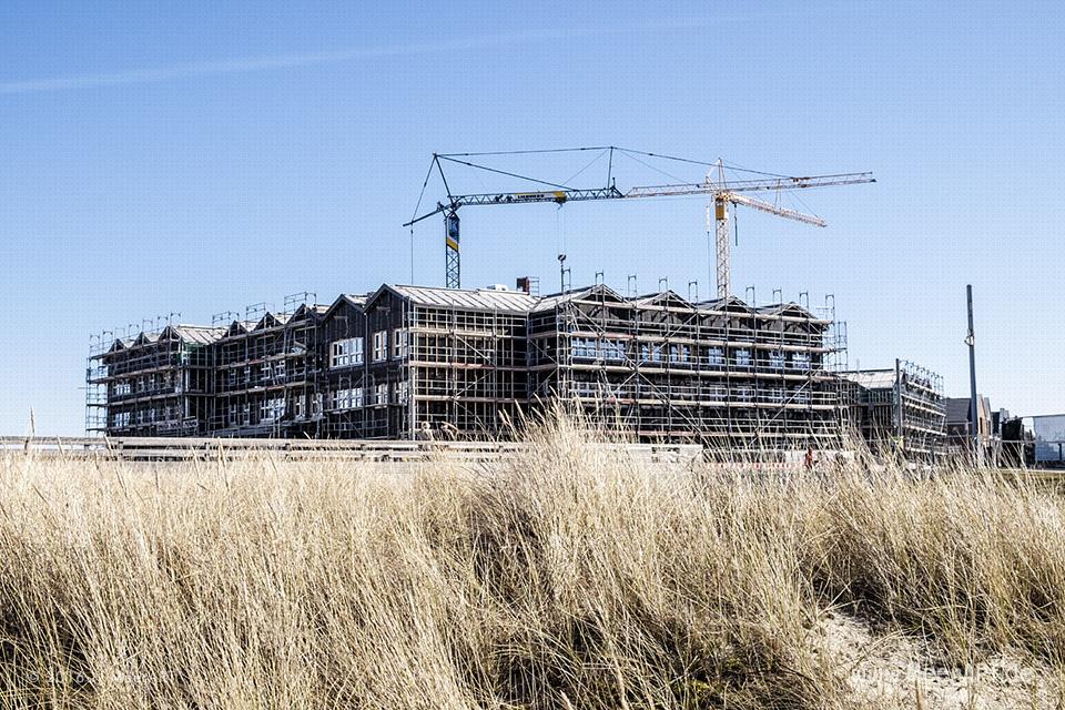 Baustelle mit Hotels und Ferienwohnungen in Heiligenhafen auf der Halbinsel Wagrien an der Ostsee // Foto: MeerART