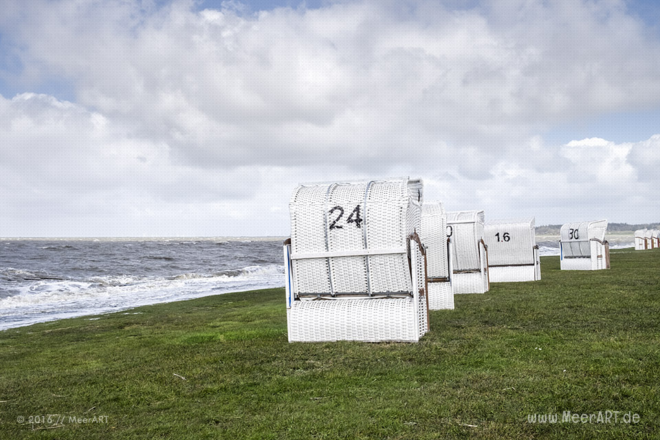 Badestrand an der Nordseeküste bei Husum in Nordfriesland // Foto: MeerART