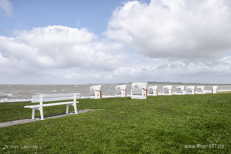 Badestrand an der Nordseeküste bei Husum in Nordfriesland // Foto: MeerART