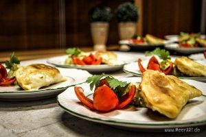 Rezept-Tipp: Nordseekrabben-Empanada mit Avocadodip von Erik Brack // Foto: Hallig Krog
