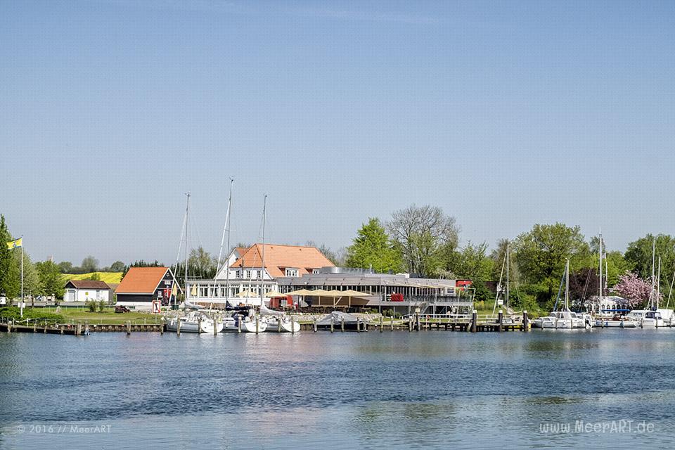Blick auf das Fährhaus Missunde direkt an der Schlei // Foto: MeerART