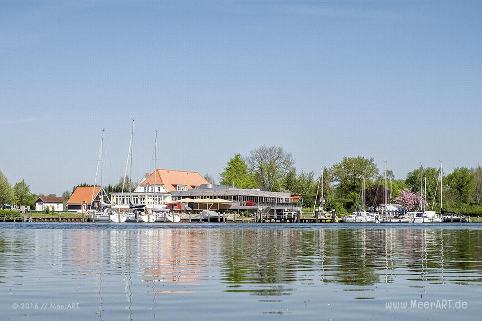 Blick auf das Fährhaus Missunde direkt an der Schlei // Foto: MeerART
