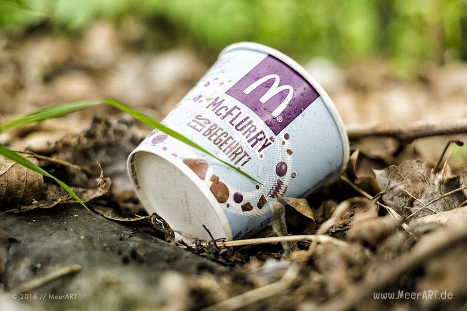 Unterstützung für die Aktion von Kiezpopkorn "Blinde, die auf Plastik starren" // Foto: MeerART