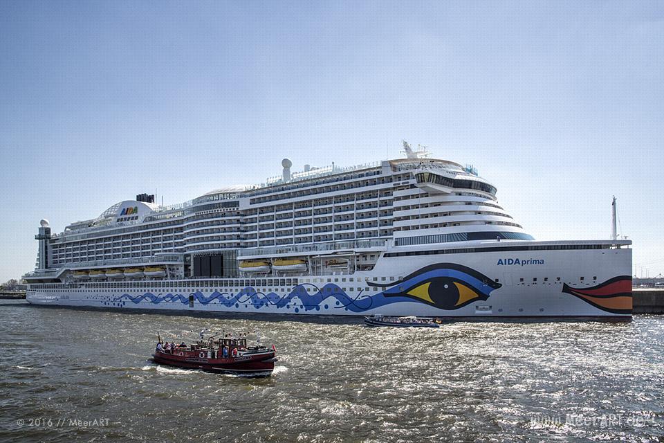 Das Kreuzfahrtschiff „AIDAprima“ an ihrem Liegeplatz am Cruise Center Steinwerder kurz vor der Schiffstaufe // Foto: MeerART